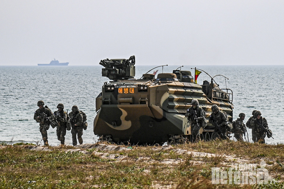 해병대가 태국 남부 핫야오 해안에서 2023 코브라골드 연합훈련을 실시하고 있다. 상륙군이 해상돌격 후 하차전투를 실시하고 있다.(사진:해병대사령부)