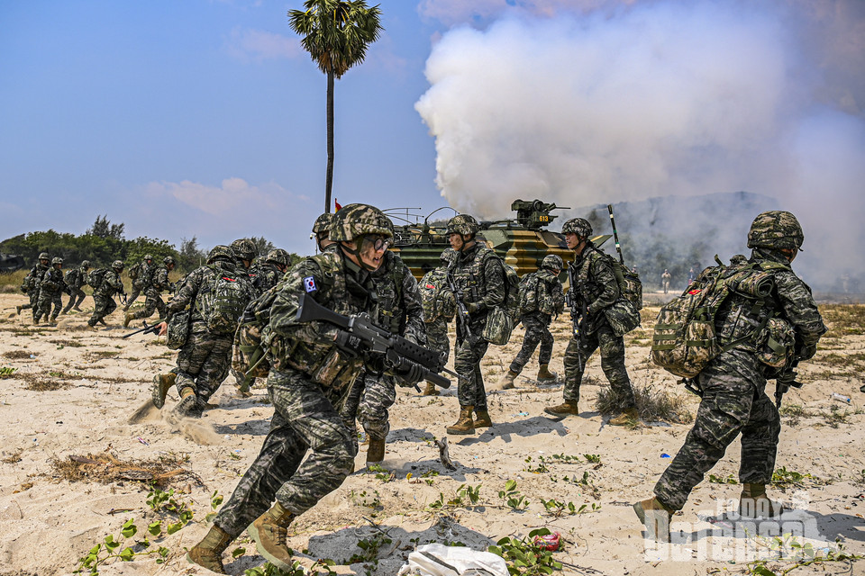 해병대가 태국 남부 핫야오 해안에서 2023 코브라골드 연합훈련을 실시하고 있다. 상륙군이 해상돌격 후 하차전투를 실시하고 있다.(사진:해병대사령부)