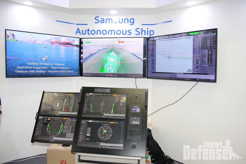 삼성중공업에서 경기국제보트쇼에서 첫 공개한  Samsung Autonomous Ship의 시연장비로 AI로 복잡한 해안을 배에 장비한 각종 레이더와 항법장비를 통합해서 운영한다.(사진:디펜스투데이)