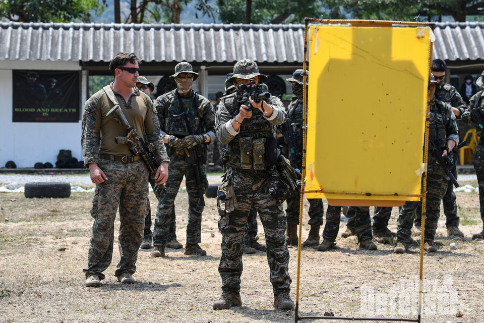 한국, 미국, 태국 연합 해병대 수색팀이 사격훈련을 통해 근접전투 기술을 숙달하고 있다.(사진:해병대사령부)