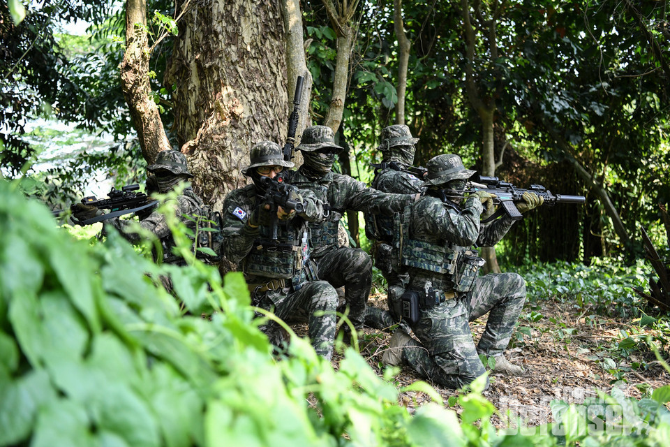 한국 해병대 수색팀이 태국 현지 정글에서 경계하며 전술기동을 하고 있다.(사진:해병대사령부)