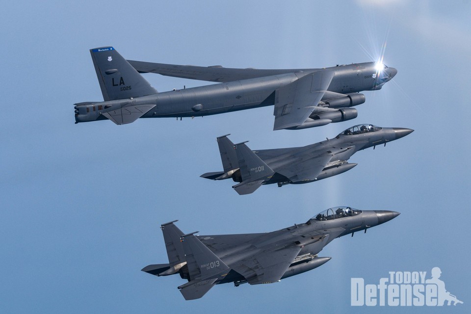 한미 공군이 6일 한반도 서해 상공에서 공군 F-15K 및 KF-16 전투기와 미공군 B-52H 전략폭격기와 연합공중훈련을 진행했다.(사진:국방부)