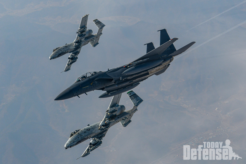 3월 6일(월)부터 3월 10일(금)까지 실시하는 올해 첫 쌍매훈련에 참가 중인 공 F-15K(가운데) 전투기와 주한미공군 A-10 공격기 2대가 3월 8일(수) 오전 연합 편대비행을 실시하고 있다.(사진:공군)
