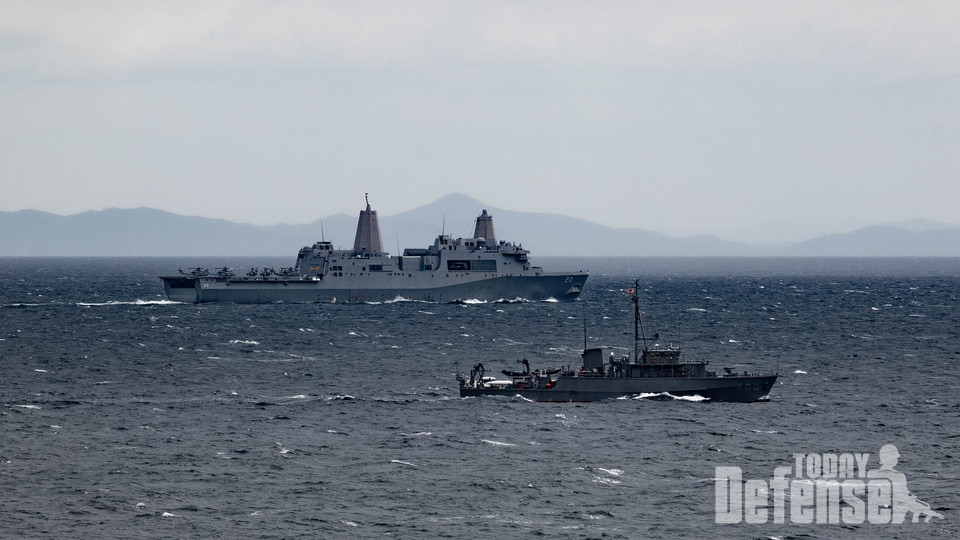 미해군 도크형 상륙함 그린베이 옆으로 해상자위대 소해함인 야쿠시마가 지나가고 있다.(사진:미해군태평양함대사령부)