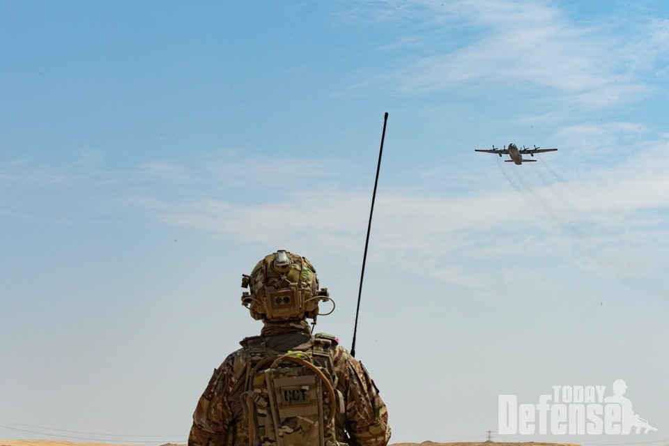 화물 투하지역에서 우리 공군의 공정통제사 요원이 韓 C-130 수송기를 관제하고 있다. 공군은 2월 26일(일)부터 3월 17일(금)까지 UAE 아부다비의 알 다프라(Al Dhafra) 기지에서 UAE 공군사령부가 주관하는 다국적 연합훈련인 ｢’23년 데저트 플래그(Desert Flag) 훈련｣에 참가했다.(사진:공군)