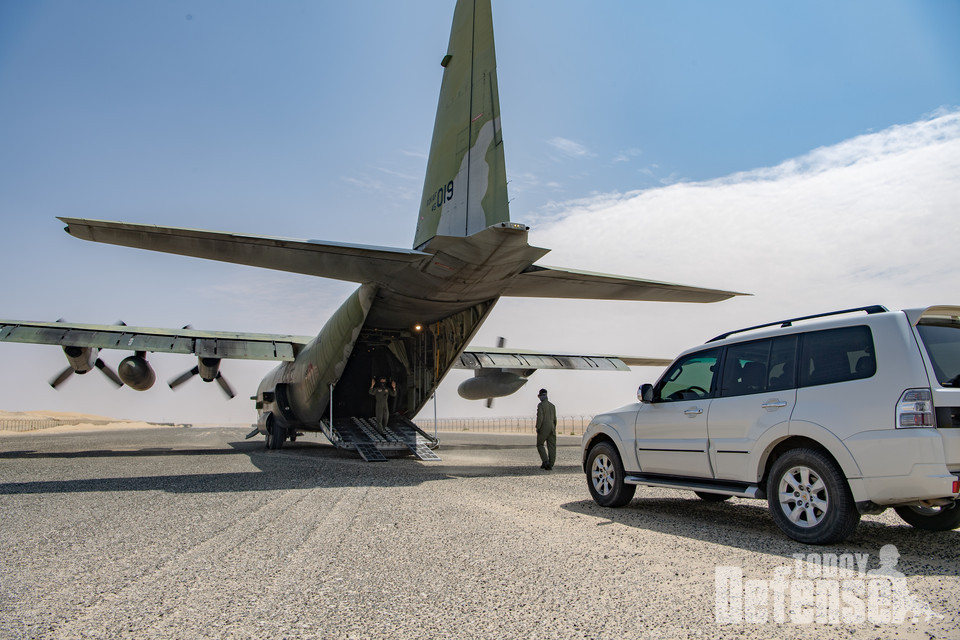 공군 C-130 수송기가 비포장 활주로에 착륙 후 작전차량을 적재하고 있다. (사진:공군)