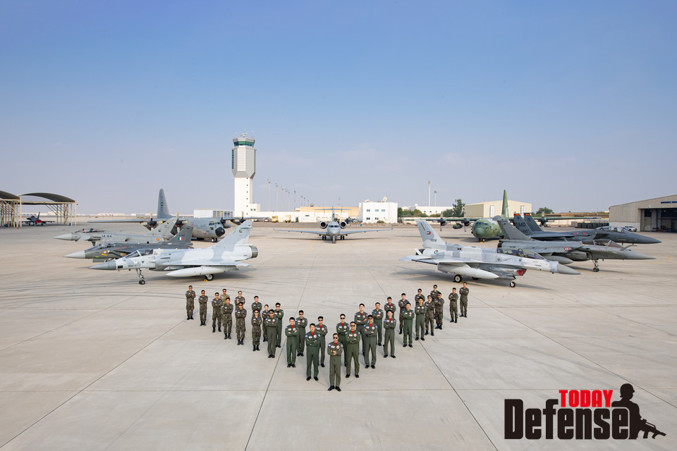 데저트 플래그 훈련 미디어데이에서 공군 훈련요원들이 우리 공군 C-130 수송기(오른쪽 맨 뒤) 등 훈련 참가국들의 항공기 앞에서 기념사진을 촬영하고 있다.(사진:공군)