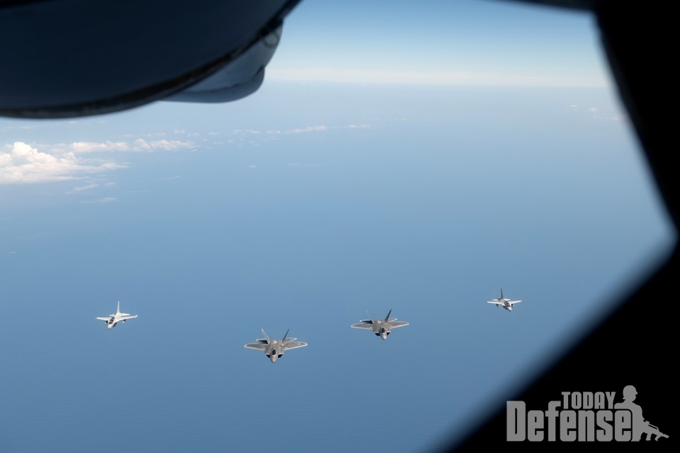 미공군 F-22 랩터와 필리핀 공군 FA-50PH 가 합동비행을 하도 있다.(사진:U.S.Air Force)