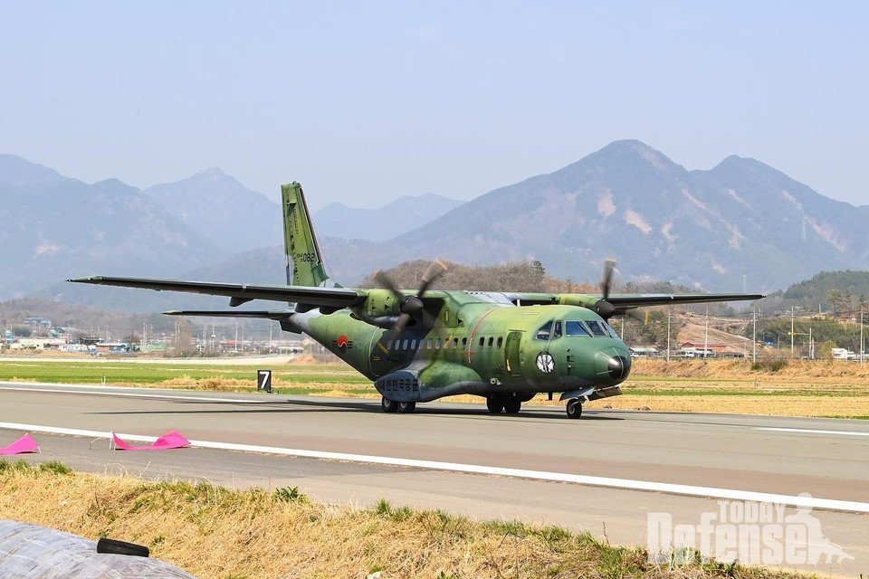 공군 CN-235 수송기가 남지 비상 활주로에 착륙하고 있다.(사진:공군)
