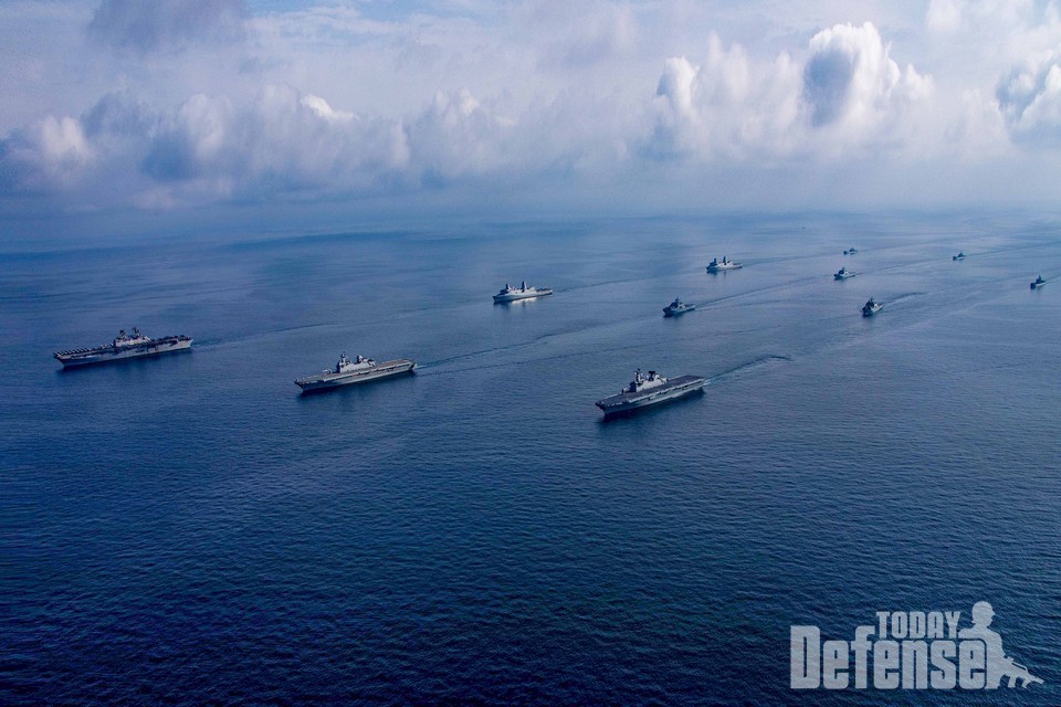 사진 맨 앞열 오른쪽부터 한국 해군의 독도함(LPH), 마라도함(LPH), 미해군의 마킨 아일랜드함(USS Makin Island, LHD).(사진:해군)
