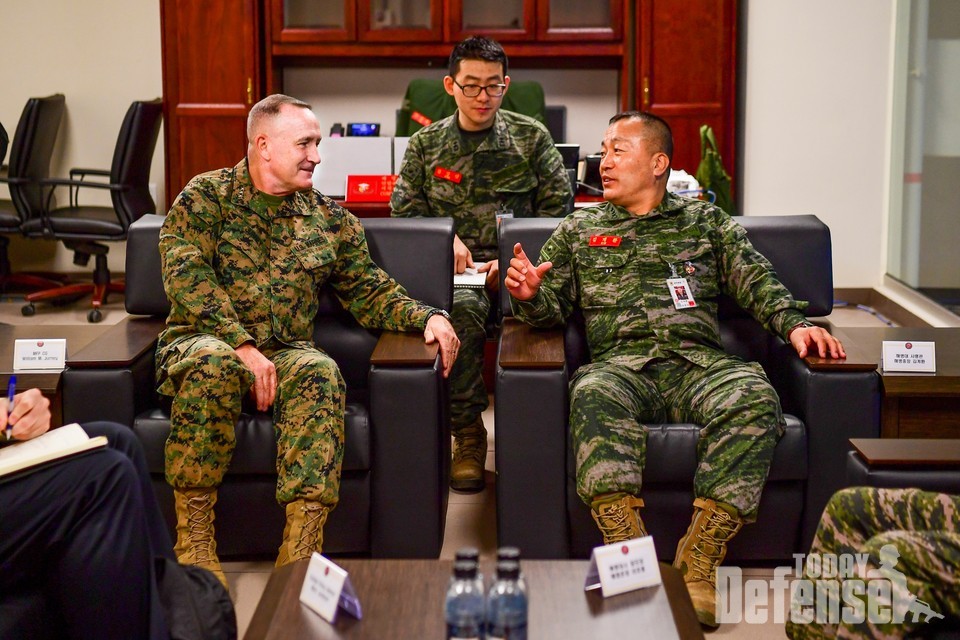 김계환(오른쪽)해병대사령관과 윌리엄 져니(왼쪽) 미 태평양 해병부대 사령관이 캠프무적 접견실에서 대담하고 있다.(사진:해병대)