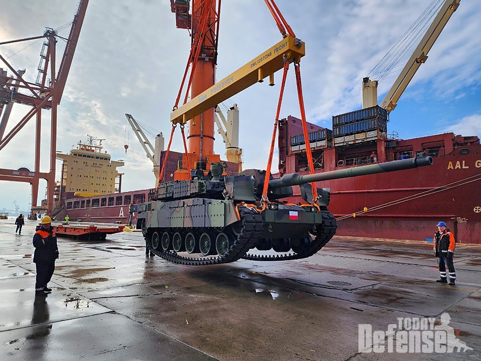 폴란드 그드니아 항구에 도착한 현대로템 K2 전차 (사진:현대로템)