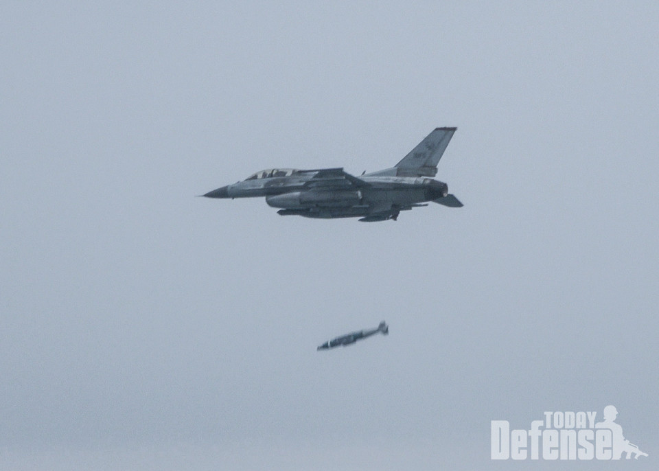 공군 KF-16 전투기가 3월 24일 오후 가상의 지상 표적을 향해 GBU-56 합동직격탄(L-JDAM) 공대지 폭탄을 투하하고 있다. (사진:공군)