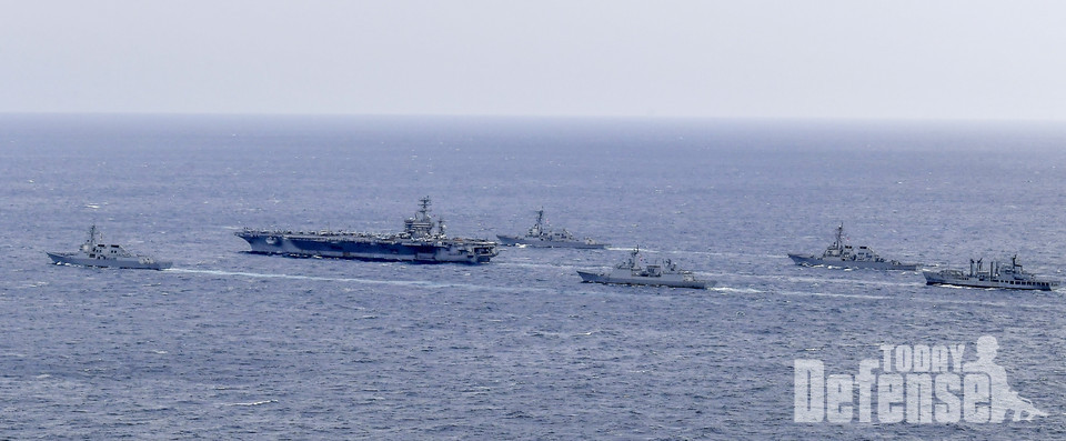 사진 왼쪽부터 세종대왕함(DDG, 7,600톤급), 니미츠함(CVN, Nimitz), 웨인 E.메이어함(DDG, Wayne Meyer),  최영함(DDH, 4,400톤급), 디케이터함(DDG, Decauter), 화천함(AOE, 4,200톤급)(사진:해군)