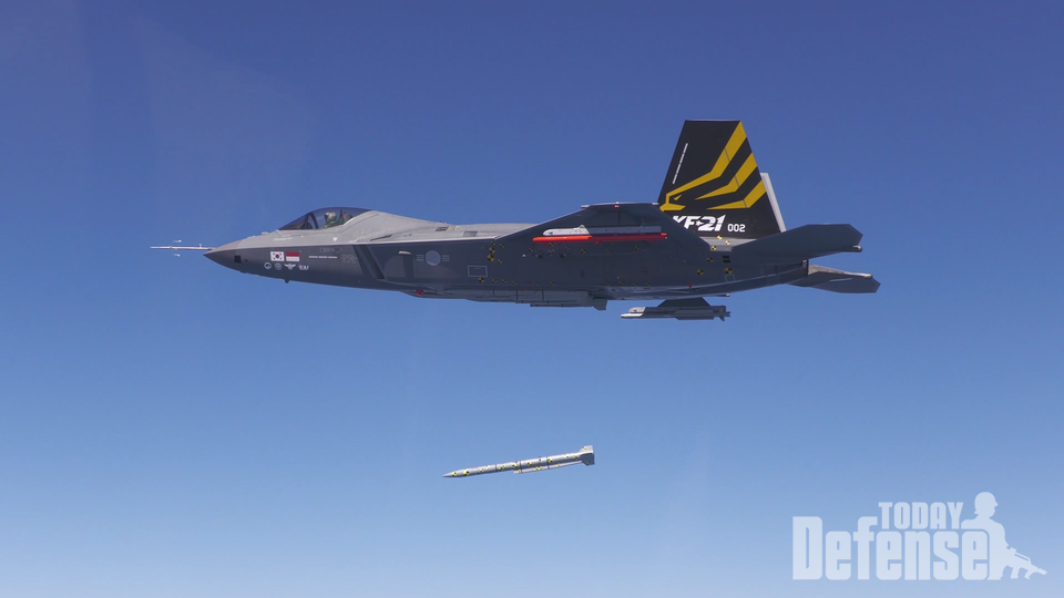 KF-21 시제 2호기는 중거리 공대공 미사일(Meteor) 시험탄에 대한 무장분리 시험을 성공적으로 하였다.(사진:방위사업청)