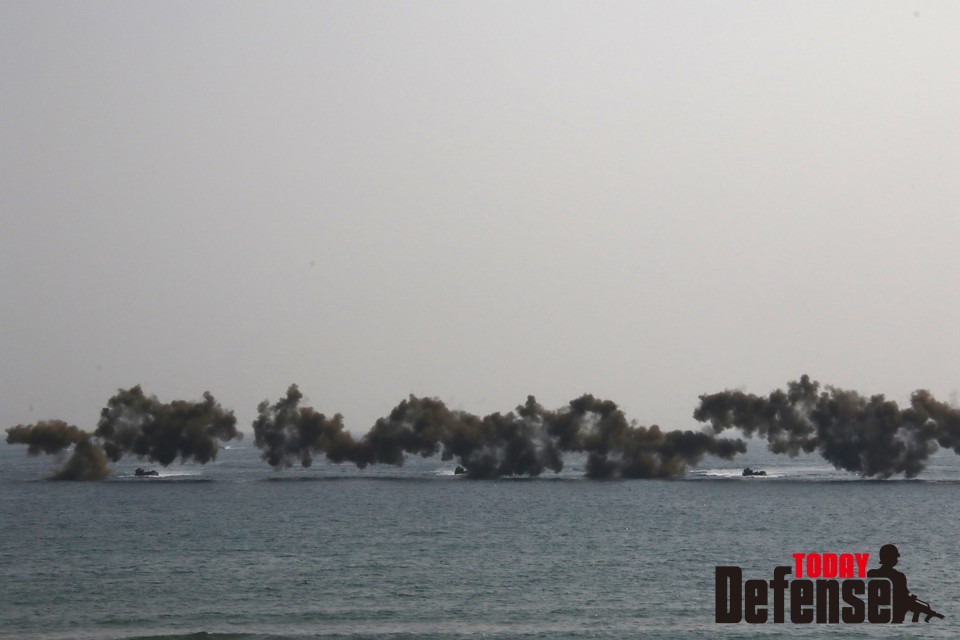 해병대 제 1파 KVVA가 연막탄을 터뜨리면서 해안으로 접근하고 있다.(사진:디펜스투데이)