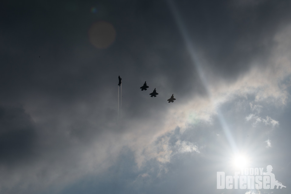 3월 28일 알래스카 아일슨 공군기지 제355 전투비행대대의 F-35A 가 가데나 상공에서 편대비행을 하고 있다.(사진:U.S.Air Force)