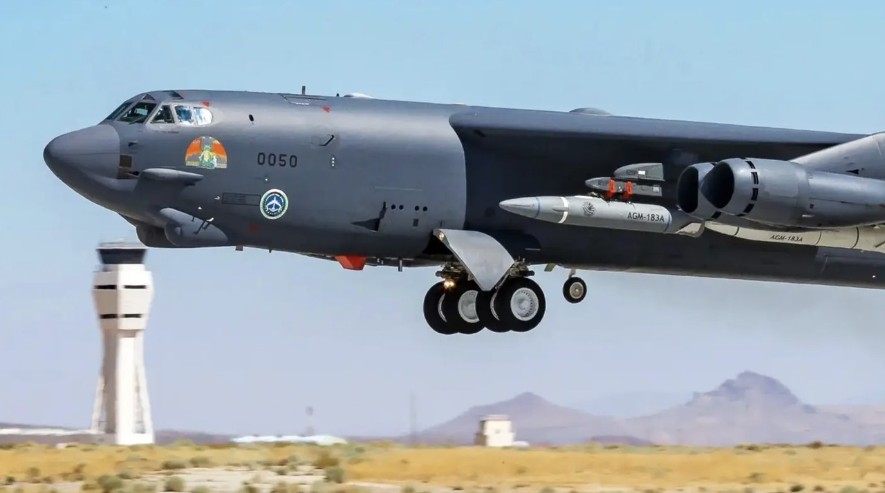 시험비행중 AGM-183A 시제품을 운반하는 B-52H 폭격기. 출처: 미 공군