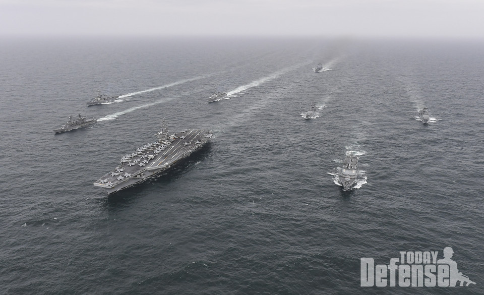 사진 앞열 우측부터 한국 해군 율곡이이함(DDG-992), 미국 해군 니미츠함(CVN-68), 일본 해상자위대 우미기리함(DD-158). (사진:해군)