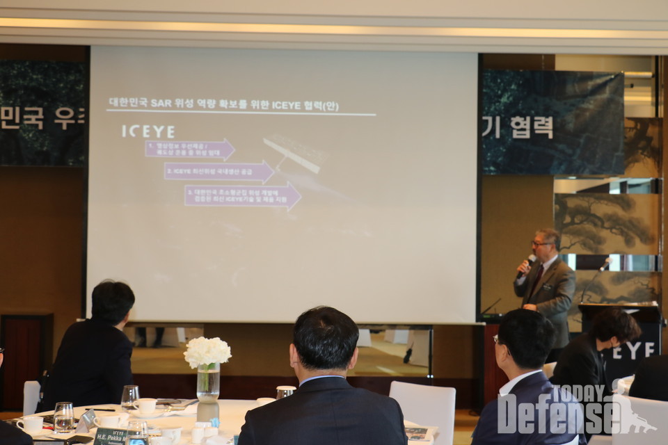 대한민국 SAR위성 역량확보를 위한 ICEYE 협력에 대한 내용을 전환기 지사장이 제시하고 있다.(사진:디펜스투데이)