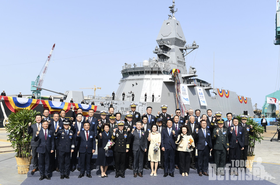 HD현대중공업에서 열린 충남함 진수식에서 참가자들이 기념사진을 촬영하고 있다.(사진:해군)