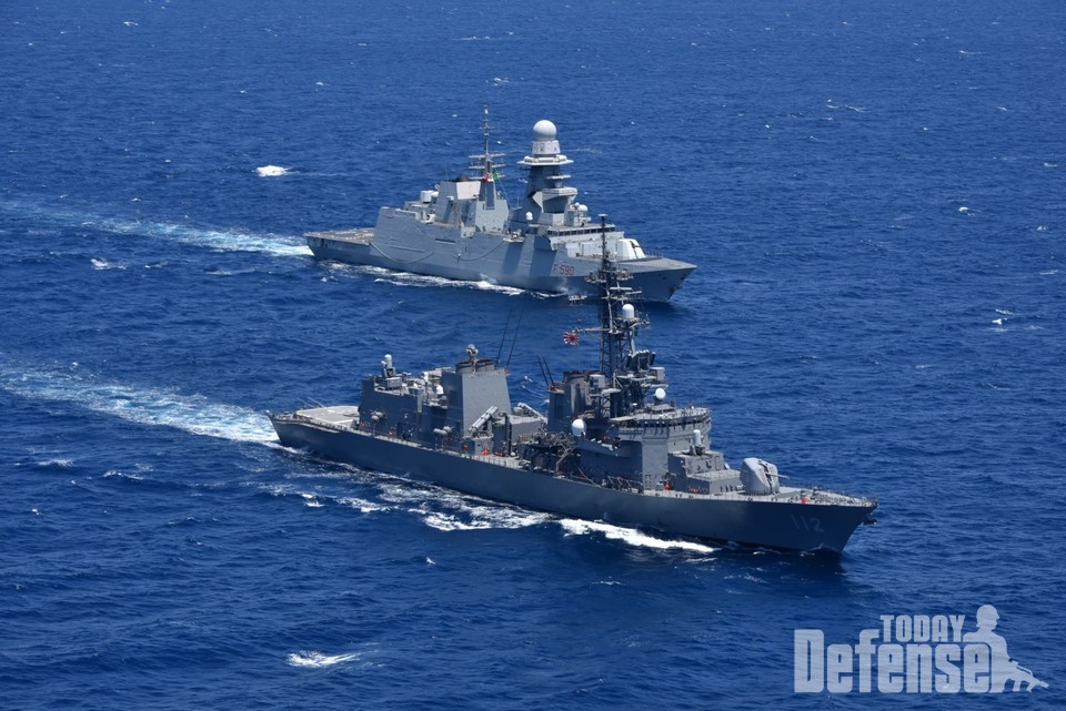 해상자위대 호위함 미카나미와 이탈리아 해군 카를로 베르가미니가 합동 해상훈련을 하고 있다.(사진:해상자위대)
