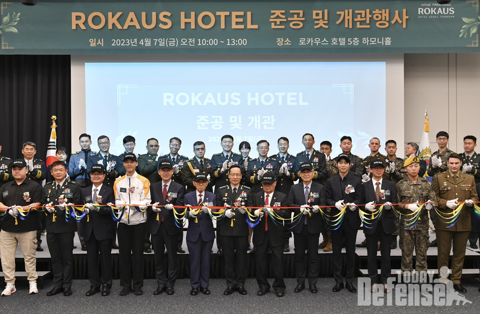 서울 용산구 로카우스 호텔에서 열린 '로카우스 호텔 준공 및 개관행사'에서 박정환(중앙) 육군참모총장 등 참석자들이 테이프 커팅을 하고 있다.(사진:육군)