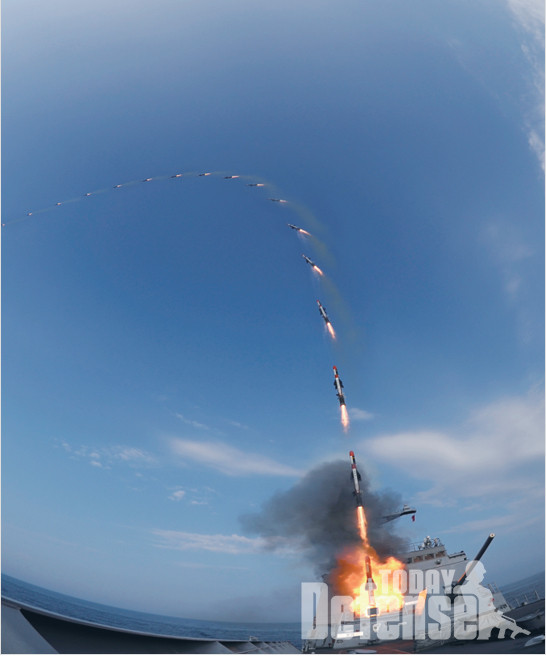 해룡 전술함대지 미사일을 넘어서는 함대지탄도유도탄을 개발해서 구축함급 이상에 탑재해서 타격능력을 갖출 예정이다.(사진:국방과학연구소)