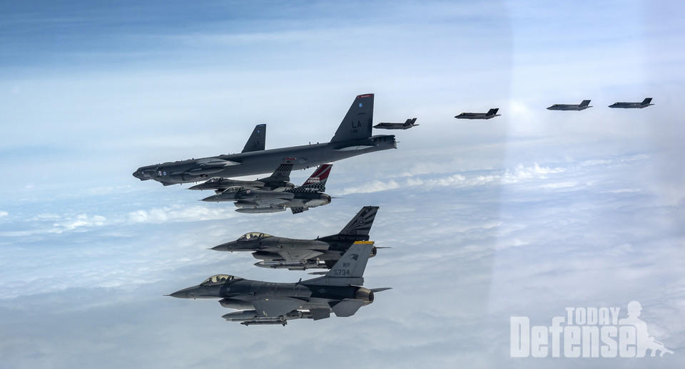 한미 공군이 4월 14일 대한민국 영공에서 공군 F-35A 전투기와 미공군 B-52H 전략폭격기, F-16 전투기가 참여한 가운데 연합공중훈련을 실시하고 있다. (사진:합동참모본부)
