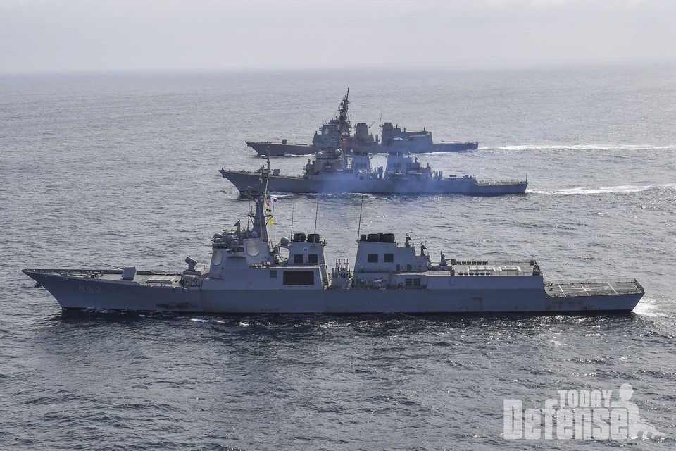 해군의 이지스 구축함 율곡이이, 미해군 7함대 소속의 이지스 구축함 벤폴드,해상자위대의 이지스 구축함 아타고가 해상 미사일 방어 훈련을 실시했다.(사진:해군)