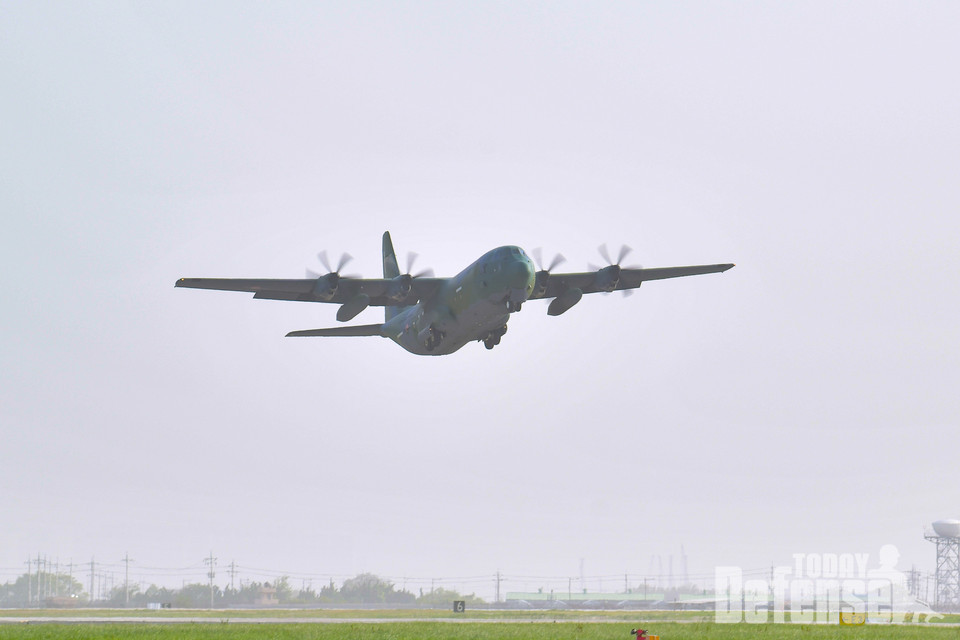 4월 21일(금) 공군 제5공중기동비행단에서 C-130J 수송기가 수단 교민철수 해외임무를 수행하기 위해 힘차게 이륙하고 있다.(사진:공군)