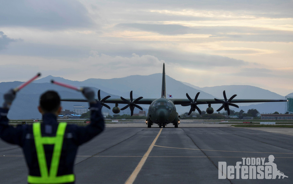 수단 체류 국민의 무사 귀환을 위한 '프라미스(PROMISE)' 작전에 투입된 공군 C-130J 수송기가 4월 28일(금) 오후 김해기지에 착륙해 지상 요원의 유도를 받으며 주기장에 진입하고 있다.(사진:공군)