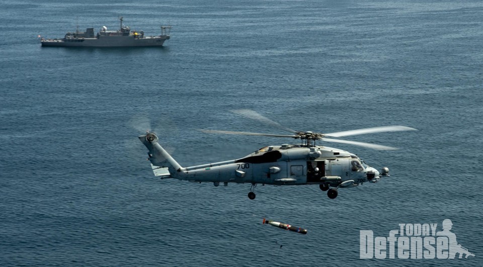 HSM-77에 소속의 MH-60R 시호크에서 비활성 어뢰가 발사되고 잇다.(사진:U.S.NAVY)