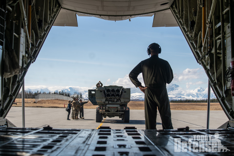 미해병대 HIMARS가 노던 엣지 훈련에 참가하기위해서 KC-130J 급유 수송기 적재작업을 하고 있다.(사진:U.S.Marine)