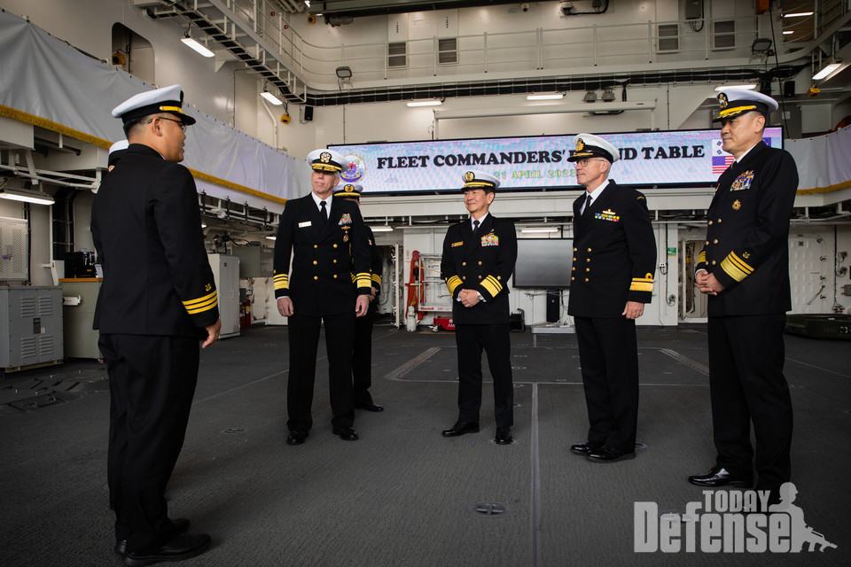 한,미,일,호주 4개국 해군 지휘관들이 한산도함에 모여서 작전 주제에 대해서 의견을 교화했다.(사진:U.S.NAVY)