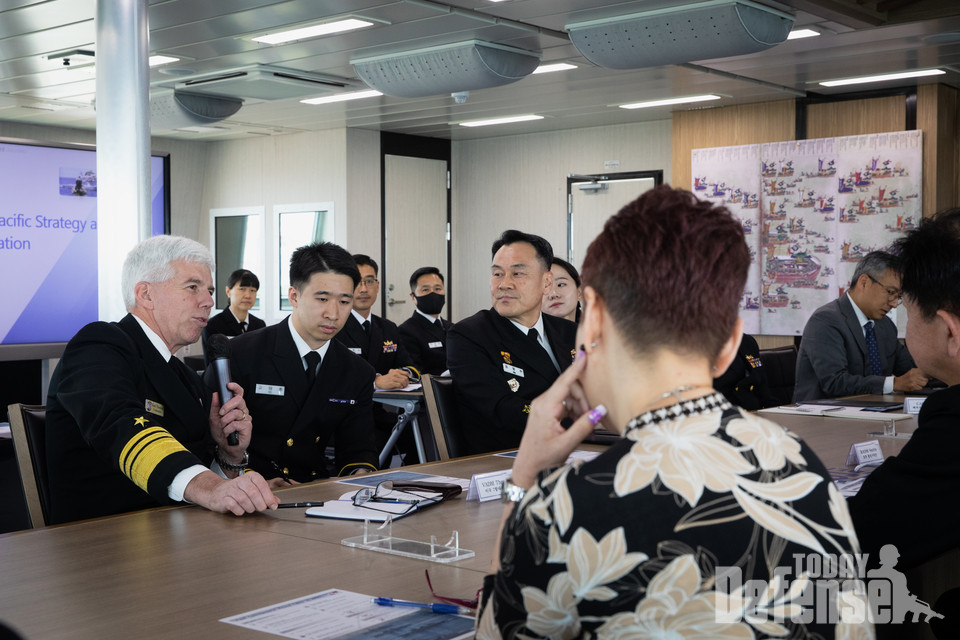 한,미,일,호주 고위 지휘관들이 모여서 다자간 훈련에 대한 토론을 하고 있다.(사진:U.S.NAVY)