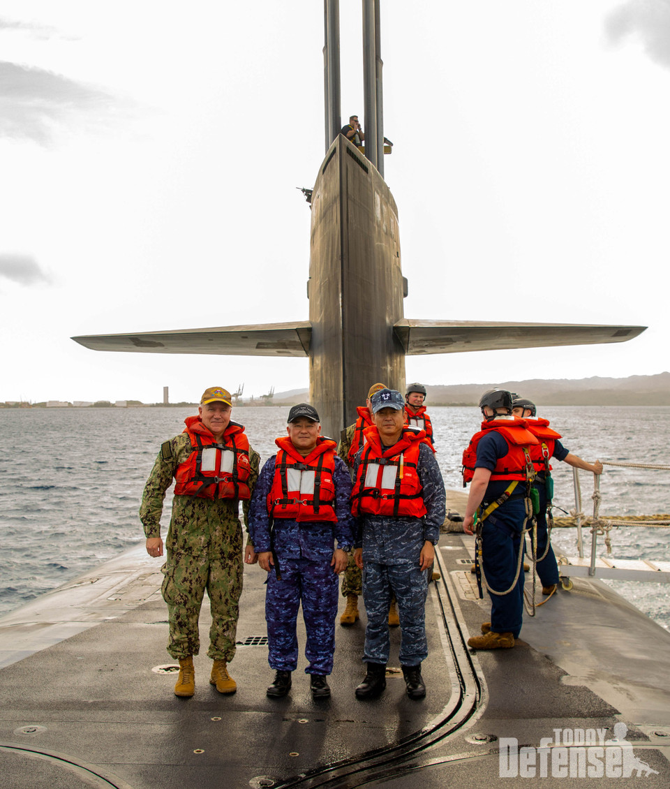 오하이오급 SSBN741 메인의 함상에 해군 잠수함사령관 이수열 소장, 미해군 제 7잠수함전단장 릭 시프 준장, 일본 해상자위대 잠수함함대사령관 타와라 타테키 해장이 서있다.(사진:U.S.NAVY)