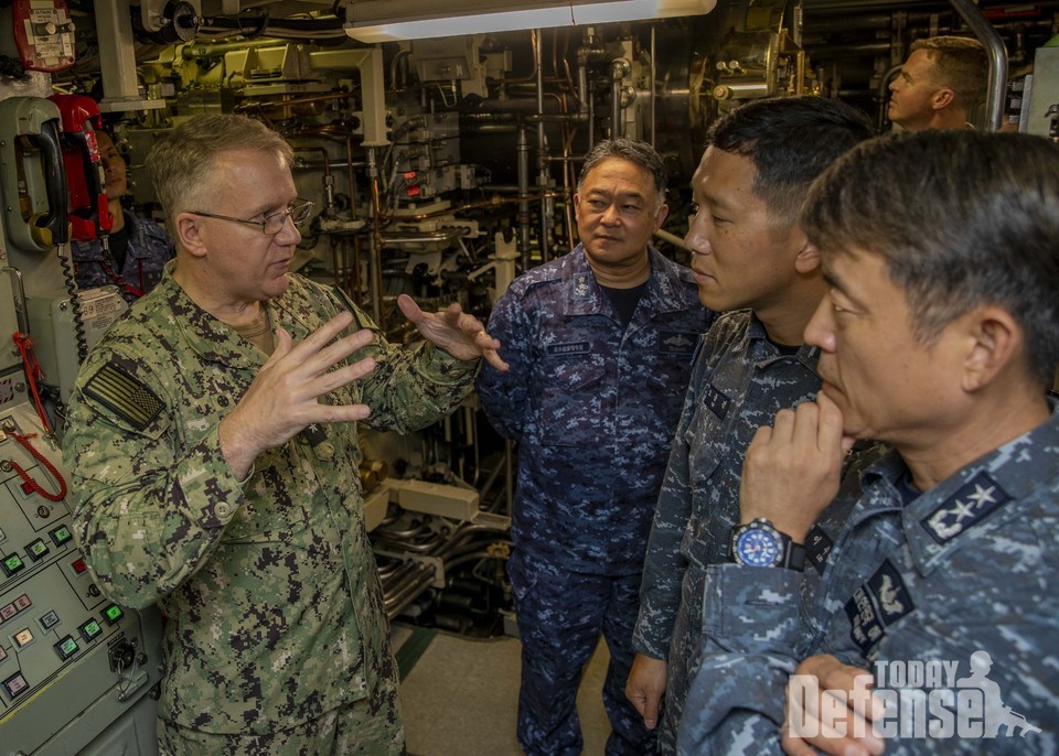 제 7잠수함전단장 시프 준장이 해군 잠수함사령관 이수열 소장, 일본 해상자위대 잠수함함대사령관 타와라 타테키 해장에게 설명을 하고 있다.(사진:U.S.NAVY)