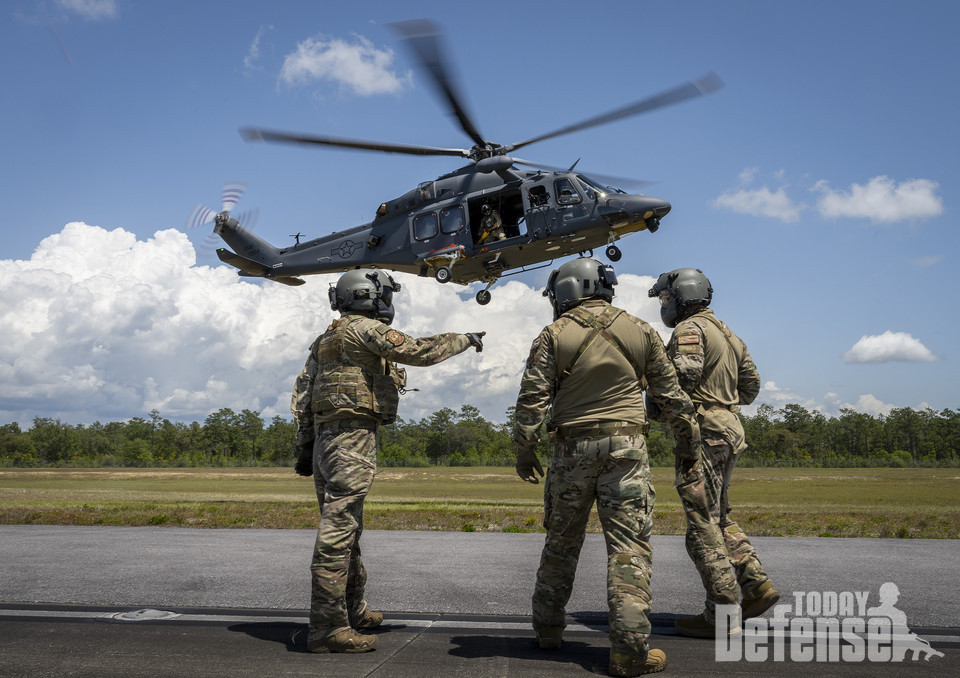 미공군 전구 타격 사령부 예하 제 7비행대대의 특수 임무 비행사들이 4월 26일 플로리다 에글린 공군 기지에서 MH-139A 그레이 울프 호이스트 작전에 앞서 그들의 절차에 대해 점검하고 있다.(사진:U.S.Air Force)