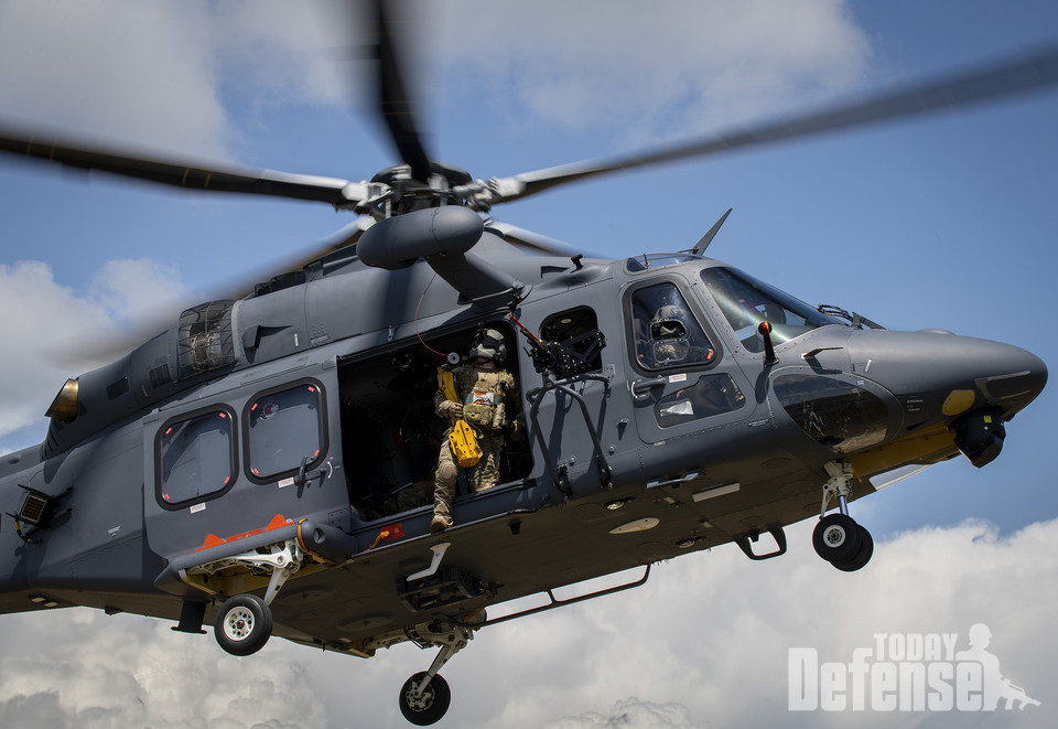 MH-139A 그레이 울프에서 호이스트에 매달린 제 7비행대대 소속 특수 비행사 구출 시연에 성공했다.(사진:U.S.Air Force)