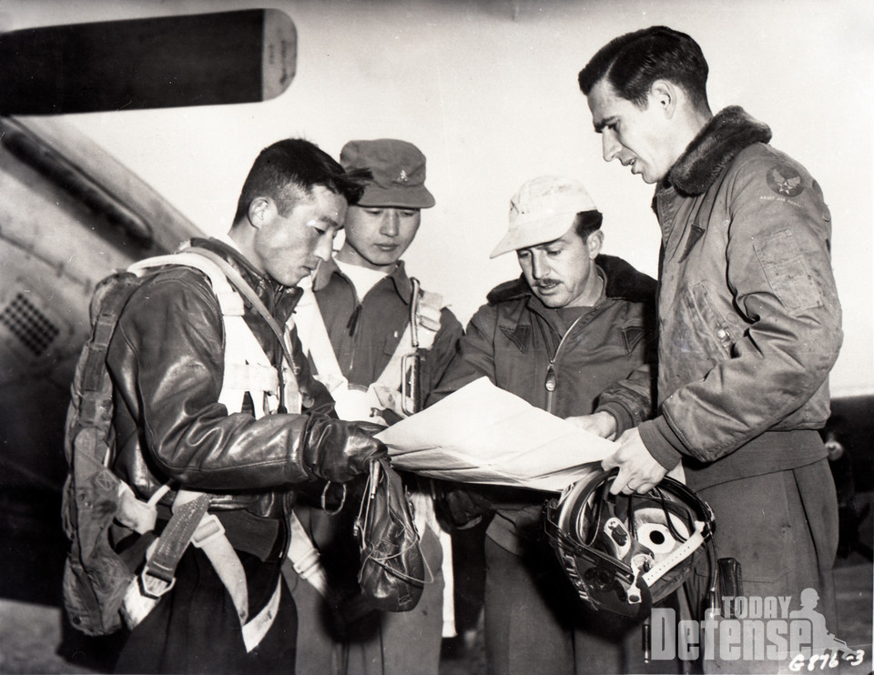 딘 헤스 대령(가장 오른쪽)을 비롯한 한미 조종사들이 전투 출격 임무에 나서기 전 작전지도를 보며 논의하는 모습.(사진:공군)