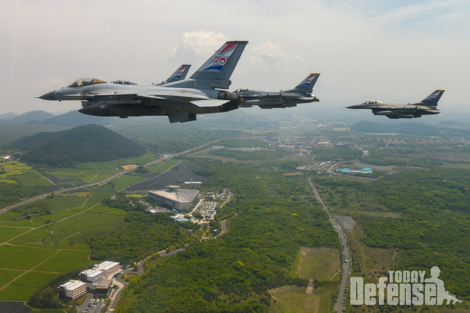 한미동맹 70주년 기념 로고를 부착한 한국 공군 KF-16(왼쪽 2대), 미국 공군 F-16(오른쪽 2대) 전투기가 추모행사가 열리는 제주항공우주박물관 상공에서 추모비행을 하고 있다.(사진:공군)