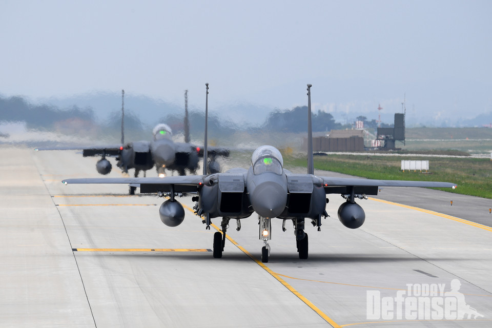 2022년 청주기지에서 공군이 단독으로 실시하는 대규모 전역급 공중종합훈련인 소링이글(Soaring Eagle)훈련에 참가한 F-15K 전투기가 공중임무를 위해 줄지어 출격하고 있다.(자료사진:공군)