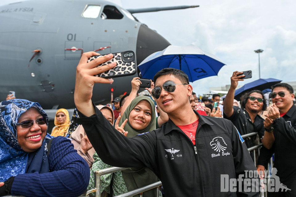 말레이시아 'LIMA '23 국제에어쇼' 퍼블릭 데이가 열린 5월 26일(금)(현지시간) 공군 특수비행팀 블랙이글스(Black Eagles) 조종사들이 에어쇼 이후 관람객들과 소통하고 있다.(사진:공군)