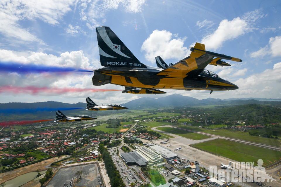 공군 특수비행팀 블랙이글스(Black Eagles)가 ‘말레이시아 LIMA ’23 국제에어쇼‘의 본행사 첫날인 5월 23일(화)(현지시간) 개막식에서 에어쇼를 펼치며 리마 에어쇼의 시작을 알렸다.(사진:공군)