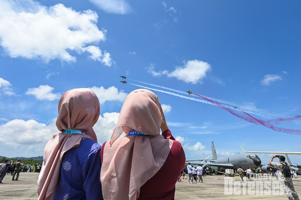 공군 특수비행팀 블랙이글스(Black Eagles)가 ‘말레이시아 LIMA ’23 국제에어쇼‘의 본행사 첫날인 5월 23일(화)(현지시간) 개막식에서 에어쇼를 펼치며 리마 에어쇼의 시작을 알렸다.(사진:공군)