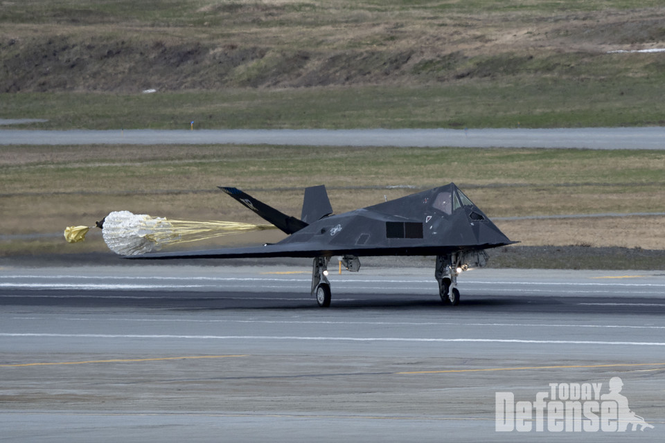 2023년 5월 10일 알래스카 엘멘도르프-리차드슨 합동 기지에서 실시된 노던 엣지 23-1 훈련에서 미 공군 F-117 나이트호크가 착륙하고 있다.(사진:U.S.Air Force)