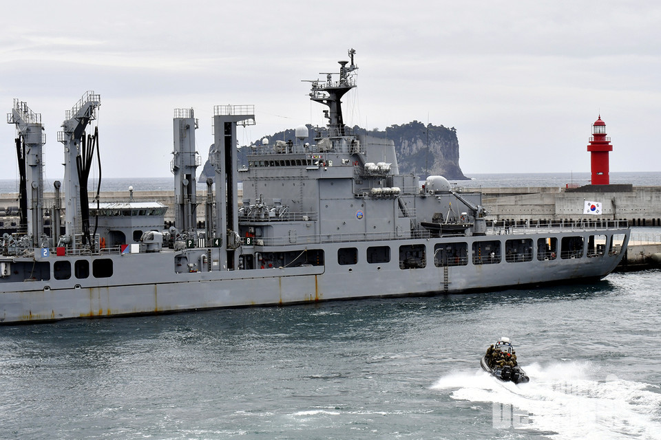 5월 31일 제주해군기지에서 실시된 '23년 PSI 해양차단훈련 승선검색 훈련에서 대한민국 해군 특전단 특임대가 대량살상무기를 적재한 것으로 추정되는 의심선박에 접근하고 있다.(사진:해군)