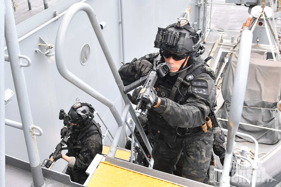 5월 31일 제주해군기지에서 실시된 '23년 PSI 해양차단훈련 승선검색 훈련에서 대한민국 해양경찰 특공대가 의심선박을 수색하고 있다.(사진:해군)