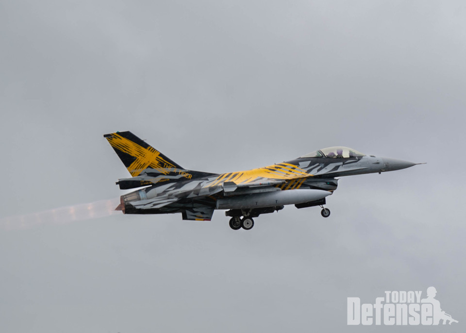 벨기에 공군 F-16 파이팅 팰콘이 노르웨이 외를란드 공군기지에서 2023년 아틱 챌린지 훈련 2023에서 이륙하고 있다.(사진:U.S.Air Force)